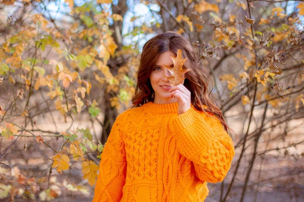 Młoda Kobieta Jesiennym Parku Pomarańczowym Swetrze — Zdjęcie stockowe