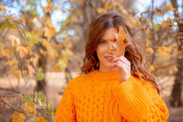 Ung Kvinna Höstpark Orange Tröja — Stockfoto