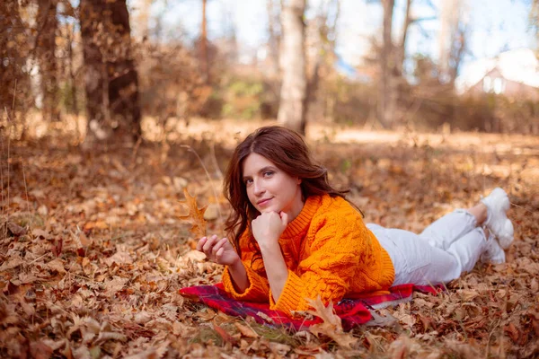 Eine Junge Frau Orangefarbenen Pullover Herbstpark — Stockfoto