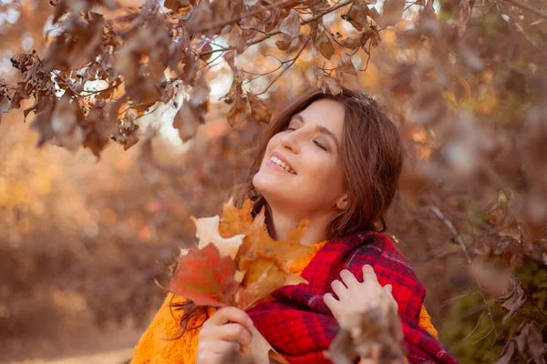 Eine Junge Frau Orangefarbenen Pullover Herbstpark — Stockfoto