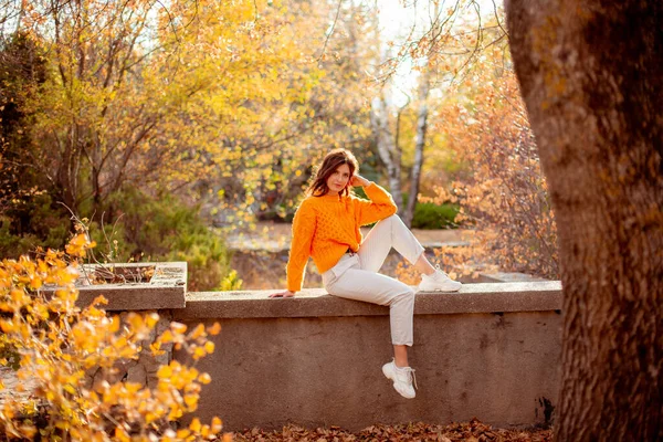 Une Jeune Femme Dans Parc Automne Pull Orange — Photo