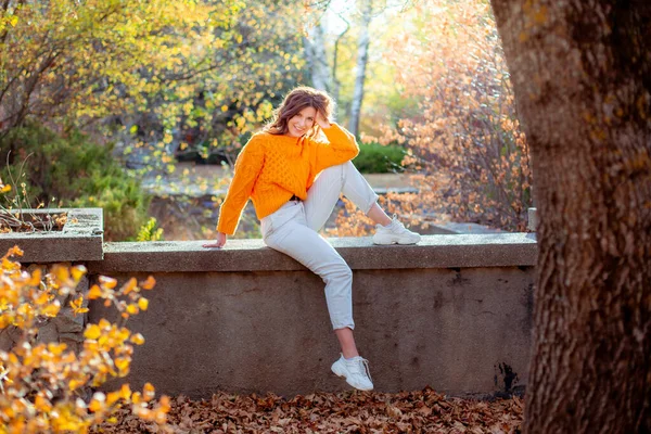 Une Jeune Femme Dans Parc Automne Pull Orange — Photo