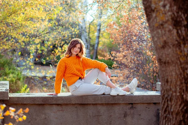 Une Jeune Femme Dans Parc Automne Pull Orange — Photo