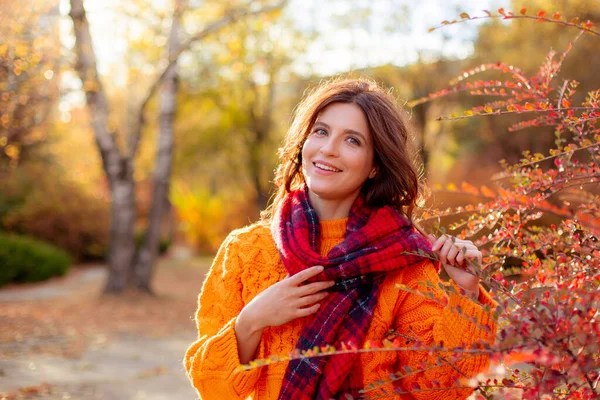 Eine Junge Frau Orangefarbenem Pullover Hüllt Sich Einem Herbstlichen Park — Stockfoto