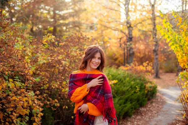 Eine Junge Frau Orangefarbenem Pullover Hüllt Sich Einem Herbstlichen Park — Stockfoto