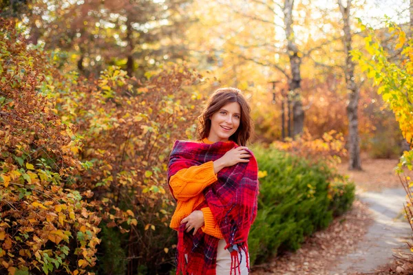 Eine Junge Frau Orangefarbenem Pullover Hüllt Sich Einem Herbstlichen Park — Stockfoto