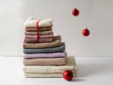 Temiz pamuk yığınları Pastel renklerde doğal havlular Kopya alanı ve noel ağacı süslemeleri