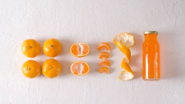 Koruyucu tek kullanımlık maskeli beyaz hediye çantası, hediye, antiseptik, Noel ağacı ve mavi arka planda yeni yıl oyuncakları. 