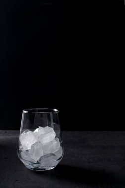 Karanlık bir anahtar, seçici odak, dikey arkaplan kopyalama alanı