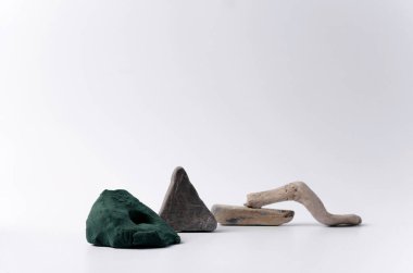 Beyaz arka planda farklı ürünlerin reklamını yapmak için doğal dekoratif desenlere sahip bir yerleşim konsepti.