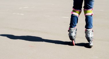 Çocukların ayakları betonda, yüzü olmadan, yandan görüş, kopyalama alanı, sert gölgeler