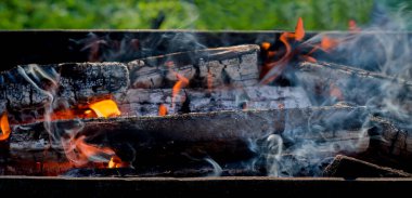 Barbekü ızgarasında odun yakmak. Ateş, ateş, doğada yanan odun dumanı.
