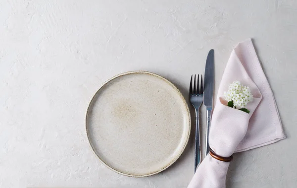 Assiette Céramique Beige Couverts Serviette Sur Une Table Pierre Beige — Photo