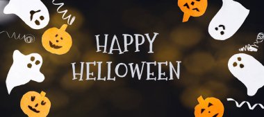 Cadılar Bayramı için dekoratif bir arka plan. Komik beyaz hayaletler, turuncu balkabağı, Bokeh ve Mutlu Cadılar Bayramı yazıları, metin kopyalama, düz plan, afiş