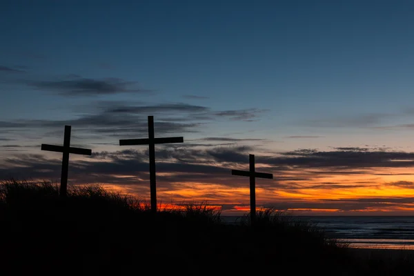 Великдень захід сонця хрести — стокове фото