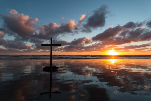 Våt Beach Cross — Stockfoto