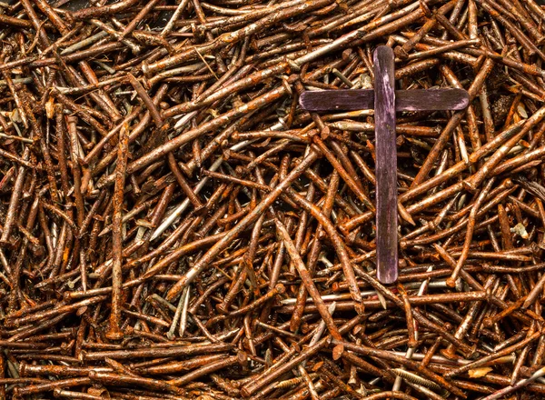 Cross och begagnade naglar — Stockfoto