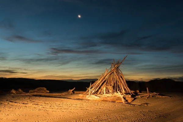 Drift Wood Night Shelter — Stock Photo, Image