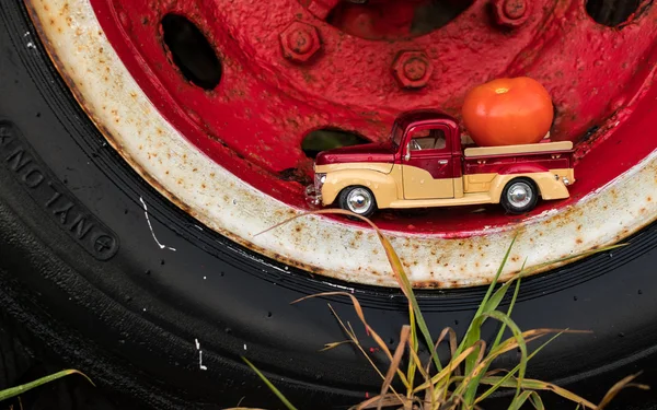 Truck Wheel Tomato Truck — Stock Photo, Image