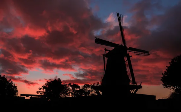 De Molen pôr-do-sol vermelho — Fotografia de Stock