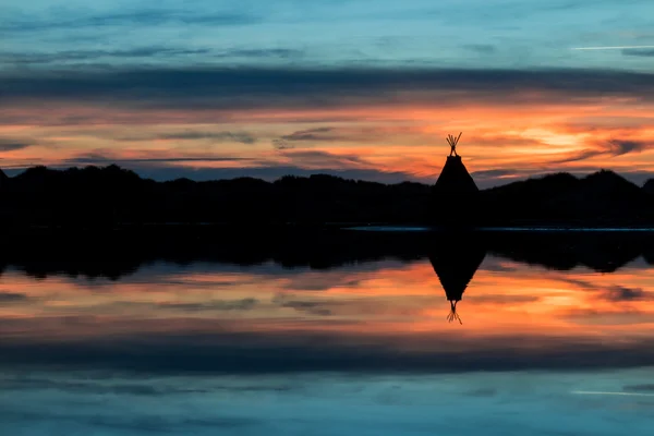 Tepee tó tükrözi — Stock Fotó