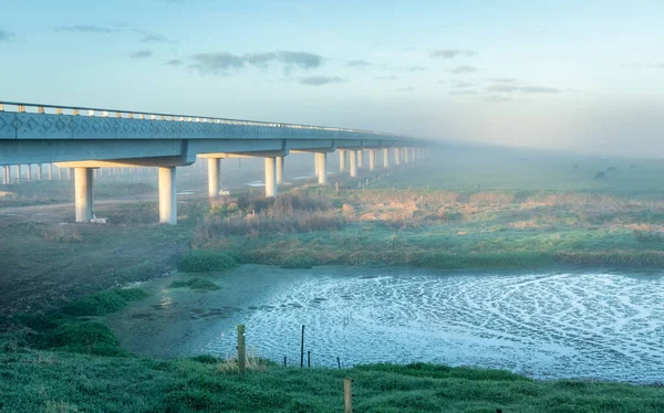 霧の朝に新しく建てられた城野橋 — ストック写真