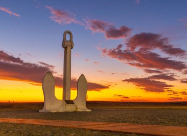 This anchor, from the former oceanographic research vessel HMNZS Tui, was presented to the City Of Napier by the Royal New Zealand Navy on 29 September 1999.