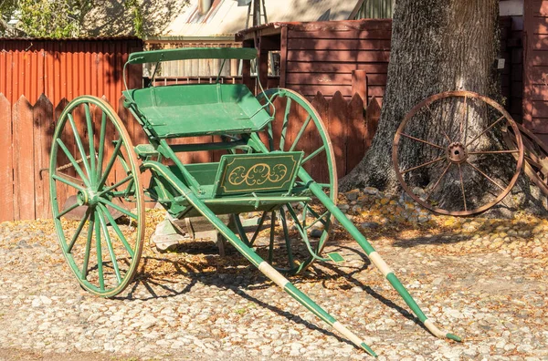 One Green Vintage Cart Tree — Stock Photo, Image