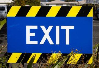 Bunun üzerinde parlak renkler var giriş işareti yok... insanlara bu yoldan gitmelerini söyle.