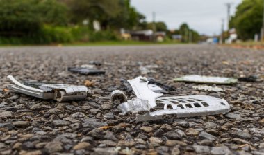 Yolda bir araba tarafından ezilen cep telefonu..