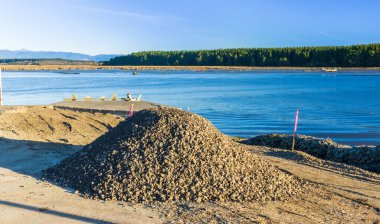 Foxton Sahili, Horowhenua, Yeni Zelanda, 05.14.2021. Yeni cüce bölümüne sağlam bir temel atmak için yeni çakıllar yerleştirildi..