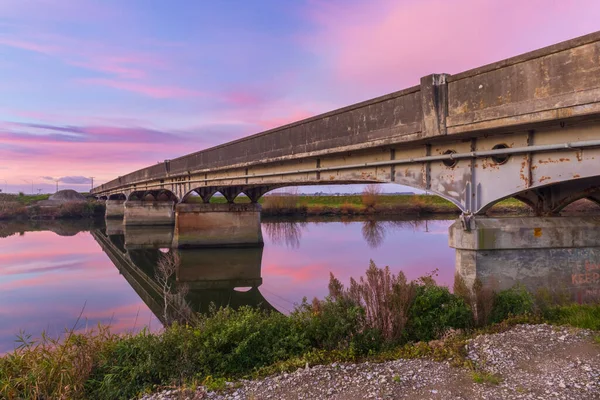 マナワツ川を渡る古い幹線道路橋 — ストック写真