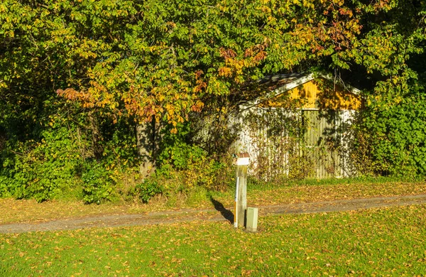 Stará Zahradní Bouda Podzimními Pestrobarevnými Stromy Kolem Nad — Stock fotografie