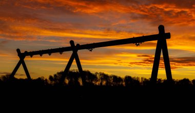 Bir çerçeve salıncakları sallar. Muhteşem güneşli gökyüzü.