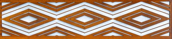 ライトグレーの壁に錆びたスチール製の3つのダイヤモンドシェイプ ストック写真