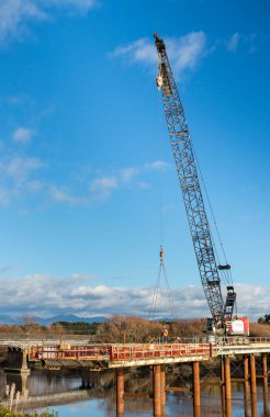 Foxton, Horowhenua, Yeni Zelanda, 08.04.2017. Geçici olarak Manawatu nehri boyunca bir köprü kurulur..