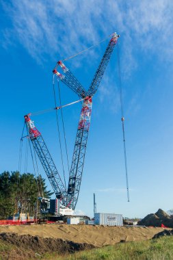 Foxton, Horowhenua, Yeni Zelanda, 04.18.2019. Büyük Crain büyük bir kaldırmaya hazırlanıyor..