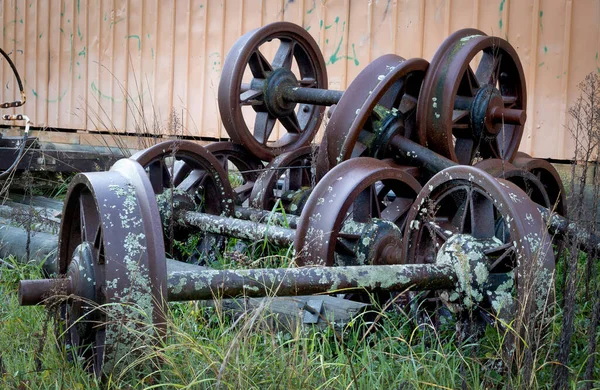 Stapel Oude Ongebruikte Spoorwielen Met Mos Erop — Stockfoto