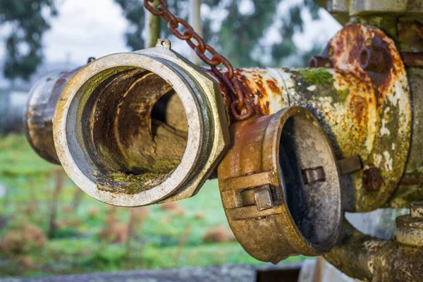 Egy Régi Csővezeték Sapkával Nagyon Öregnek Néz Rozsdás Moha Rajta — Stock Fotó