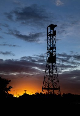 Yarış pistlerinde kullanılan çelik çerçeve gözcü kulesi.