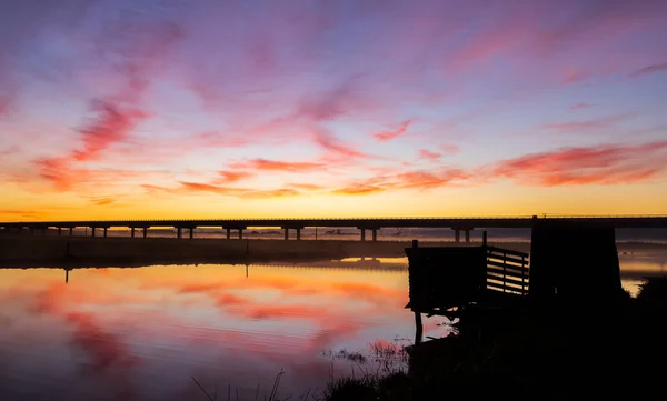 Klarer Und Stiller Morgensonnenaufgangshimmel Über Einem Reflexionsteich — Stockfoto