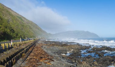 Kapiti Sahil yolu denizi ne kadar alçak ve kapalı gösteriyor..
