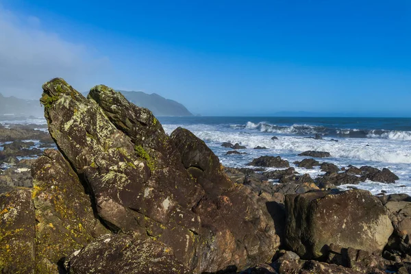 Big Rock New Zealand Coast Big Rock Looks Hand — Stock Photo, Image