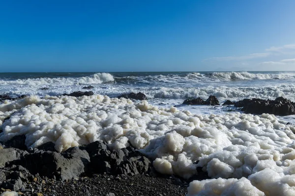 Large Piles Sea Foam Winther Storm Rocky Coastline Kapiti New — Stock Photo, Image