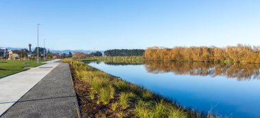 Foxton 'ın yeni tamamladığı nehir parkı güneşli bir kış gününde çok temiz ve huzurlu görünüyor..