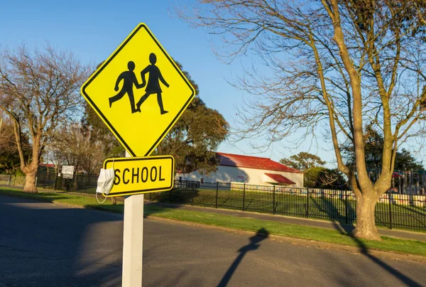 Máscara Cara Branca Sinal Escola Estrada Que Sybolising Covert Efeitos — Fotografia de Stock