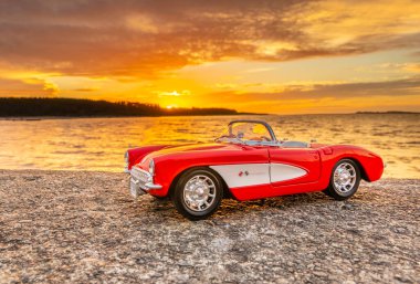 Foxton Beach, Horowhenua, Yeni Zelanda, 12.19.2020 1957 Chevrolet Corvette 'in harika bir gün batımı gökyüzü modeli..