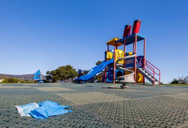 Maske ve mavi eldivenler kapalı bir oyun sahasında ülke gizli bir 19.