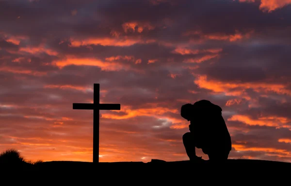 Człowiek modlitwy krzyż — Zdjęcie stockowe