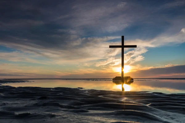 Baja marea Cruz puesta del sol — Foto de Stock